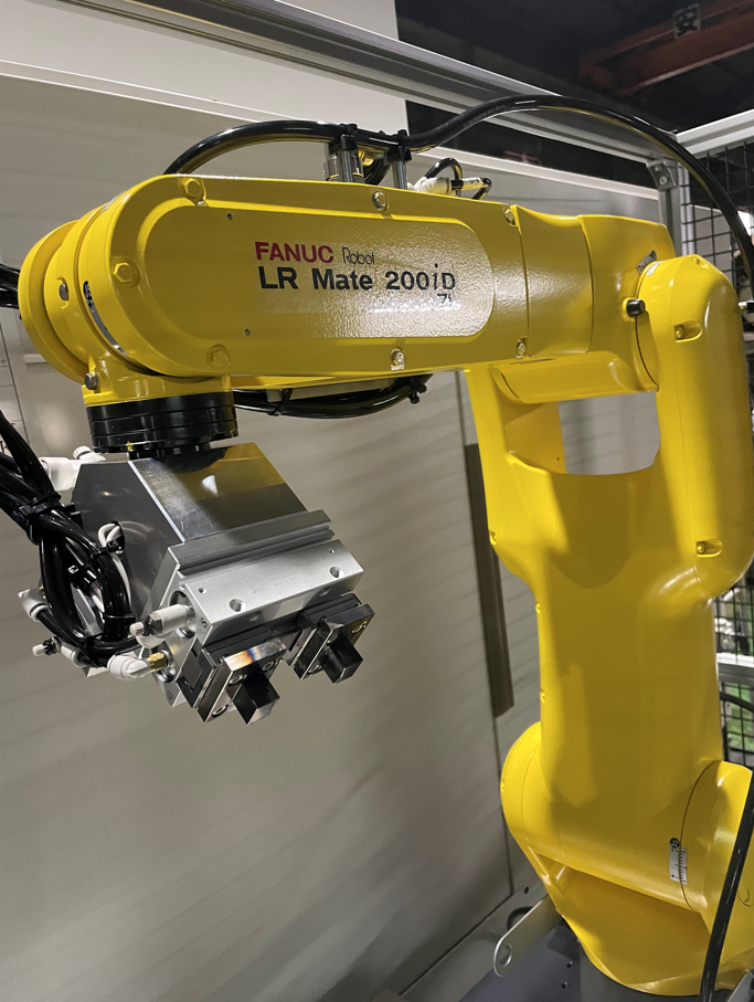 マシニングへワークのセット・排出をロボットで自動化する事で無人化が可能になります。